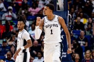 福克斯:文班亚马拥有跟库里一样强大的无球牵制力!